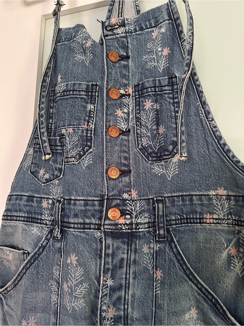 Anthropologie floral overalls
Ankle length
Size 29
NWT - Picture 2 of 3